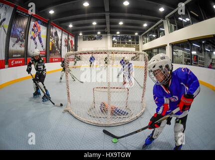 (170326) -- GUANGZHOU, 26 mars 2017 (Xinhua) -- Les joueurs de hockey inline squad de Guangzhou Pui Ching école primaire assister à une session de formation à Guangzhou, capitale du sud de la province chinoise du Guangdong, le 10 mars 2017. Au moment de soumissionner pour les Jeux Olympiques d'hiver de 2022, la Chine visant à encourager les 300 millions de personnes dans le pays à participer à des sports d'hiver, y compris ceux qui vivent dans le sud et l'ouest de la Chine. Dans le Guangdong, près de 400 000 personne-fois participer aux sports d'hiver chaque année. Maintenant il y a deux patinoires intérieures à Guangzhou et 14 dans l'ensemble de la province de Guangdong. Huit clubs ici enseigner Banque D'Images