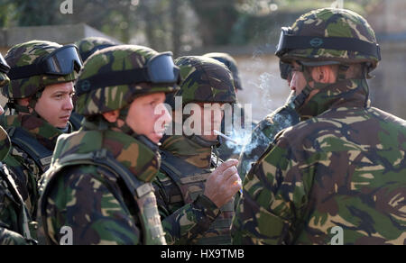 Weissenfels, Allemagne. Mar 26, 2017. Des soldats de l'armée roumaine debout dans la cour de l'Château Neu-Augustusburg à Weissenfels, Allemagne, 26 mars 2017. Le 25 mars 2017, 25 sections de la "présence" de l'avant amélioré (PEF) Organisation ont été déplacés de la Caserne de Rose (Allemagne) à Orzysz en Pologne pour soutenir la mission de l'OTAN ePP. Des soldats de l'OTAN, les Etats-Unis, le Royaume-Uni et la Roumanie font leur chemin à la gare à Weissenfels. Photo : Sebastian Willnow/dpa-Zentralbild/dpa/Alamy Live News Banque D'Images