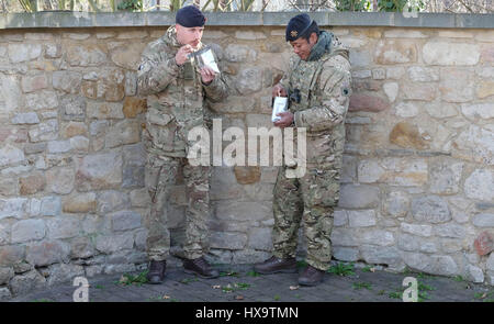 Weissenfels, Allemagne. Mar 26, 2017. Soldats de l'armée britannique debout dans la cour de l'Château Neu-Augustusburg à Weissenfels, Allemagne, 26 mars 2017. Le 25 mars 2017, 25 sections de la "présence" de l'avant amélioré (PEF) Organisation ont été déplacés de la Caserne de Rose (Allemagne) à Orzysz en Pologne pour soutenir la mission de l'OTAN ePP. Des soldats de l'OTAN, les Etats-Unis, le Royaume-Uni et la Roumanie font leur chemin à la gare à Weissenfels. Photo : Sebastian Willnow/dpa-Zentralbild/dpa/Alamy Live News Banque D'Images