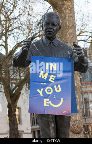 Londres, Royaume-Uni. Mar 25, 2017. Des milliers de personnes dans l'anti Brexit marche organisée par th United 4 l'Europe. Crédit : Laura De Meo/ Alamy Live News Banque D'Images