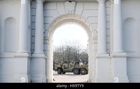 Weissenfels, Allemagne. Mar 26, 2017. Un réservoir de la conduite de l'armée britannique dans la cour de l'Château Neu-Augustusburg à Weissenfels, Allemagne, 26 mars 2017. Le 25 mars 2017, 25 sections de la "présence" de l'avant amélioré (PEF) Organisation ont été déplacés de la Caserne de Rose (Allemagne) à Orzysz en Pologne pour soutenir la mission de l'OTAN ePP. Des soldats de l'OTAN, les Etats-Unis, le Royaume-Uni et la Roumanie font leur chemin à la gare à Weissenfels. Photo : Sebastian Willnow/dpa-Zentralbild/dpa/Alamy Live News Banque D'Images