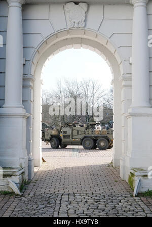 Weissenfels, Allemagne. Mar 26, 2017. Un réservoir de la conduite de l'armée britannique dans la cour de l'Château Neu-Augustusburg à Weissenfels, Allemagne, 26 mars 2017. Le 25 mars 2017, 25 sections de la "présence" de l'avant amélioré (PEF) Organisation ont été déplacés de la Caserne de Rose (Allemagne) à Orzysz en Pologne pour soutenir la mission de l'OTAN ePP. Des soldats de l'OTAN, les Etats-Unis, le Royaume-Uni et la Roumanie font leur chemin à la gare à Weissenfels. Photo : Sebastian Willnow/dpa-Zentralbild/dpa/Alamy Live News Banque D'Images