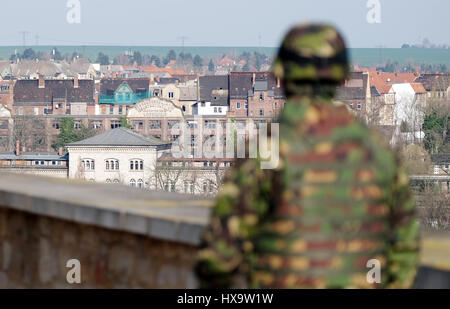 Weissenfels, Allemagne. Mar 26, 2017. Un soldat de l'armée roumaine donne sur la ville de Weissenfels à partir de la cour de l'Château Neu-Augustusburg à Weissenfels, Allemagne, 26 mars 2017. Le 25 mars 2017, 25 sections de la "présence" de l'avant amélioré (PEF) Organisation ont été déplacés de la Caserne de Rose (Allemagne) à Orzysz en Pologne pour soutenir la mission de l'OTAN ePP. Des soldats de l'OTAN, les Etats-Unis, le Royaume-Uni et la Roumanie font leur chemin à la gare à Weissenfels. Photo : Sebastian Willnow/dpa-Zentralbild/dpa/Alamy Live News Banque D'Images