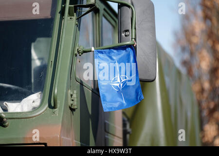 Weissenfels, Allemagne. Mar 26, 2017. Un véhicule de l'armée roumaine avec un drapeau de l'OTAN peut être vu dans la cour de l'Château Neu-Augustusburg à Weissenfels, Allemagne, 26 mars 2017. Le 25 mars 2017, 25 sections de la "présence" de l'avant amélioré (PEF) Organisation ont été déplacés de la Caserne de Rose (Allemagne) à Orzysz en Pologne pour soutenir la mission de l'OTAN ePP. Des soldats de l'OTAN, les Etats-Unis, le Royaume-Uni et la Roumanie font leur chemin à la gare à Weissenfels. Photo : Sebastian Willnow/dpa-Zentralbild/dpa/Alamy Live News Banque D'Images