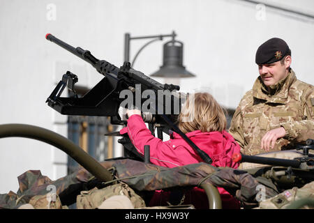 Weissenfels, Allemagne. Mar 26, 2017. Un enfant assis à l'intérieur d'un tank de l'armée britannique dans la cour de l'Château Neu-Augustusburg à Weissenfels, Allemagne, 26 mars 2017. Le 25 mars 2017, 25 sections de la "présence" de l'avant amélioré (PEF) Organisation ont été déplacés de la Caserne de Rose (Allemagne) à Orzysz en Pologne pour soutenir la mission de l'OTAN ePP. Des soldats de l'OTAN, les Etats-Unis, le Royaume-Uni et la Roumanie font leur chemin à la gare à Weissenfels. Photo : Sebastian Willnow/dpa-Zentralbild/dpa/Alamy Live News Banque D'Images