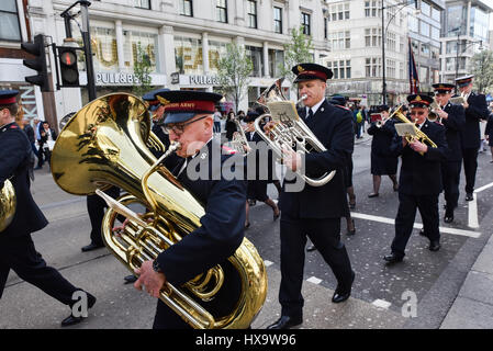 Oxford Street, Londres, Royaume-Uni. Mar 26, 2017. L'Armée du Salut le brass band marches d'Oxford Street sur Regent Hall. Crédit : Matthieu Chattle/Alamy Live News Banque D'Images