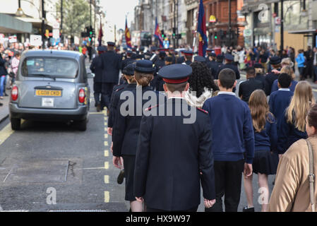 Oxford Street, Londres, Royaume-Uni. Mar 26, 2017. L'Armée du Salut le brass band marches d'Oxford Street sur Regent Hall. Crédit : Matthieu Chattle/Alamy Live News Banque D'Images