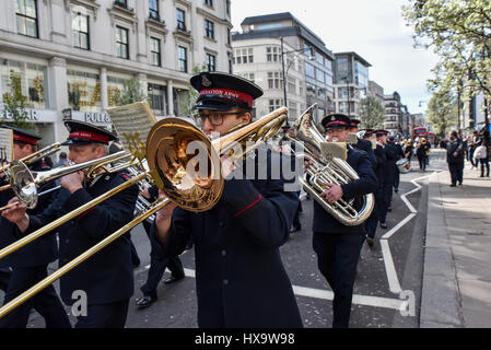 Oxford Street, Londres, Royaume-Uni. Mar 26, 2017. L'Armée du Salut le brass band marches d'Oxford Street sur Regent Hall. Crédit : Matthieu Chattle/Alamy Live News Banque D'Images