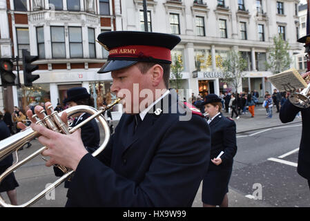 Oxford Street, Londres, Royaume-Uni. Mar 26, 2017. L'Armée du Salut le brass band marches d'Oxford Street sur Regent Hall. Crédit : Matthieu Chattle/Alamy Live News Banque D'Images