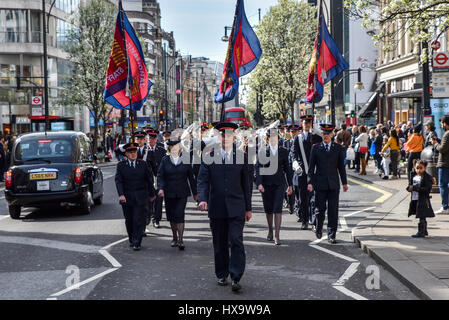 Oxford Street, Londres, Royaume-Uni. Mar 26, 2017. L'Armée du Salut le brass band marches d'Oxford Street sur Regent Hall. Crédit : Matthieu Chattle/Alamy Live News Banque D'Images