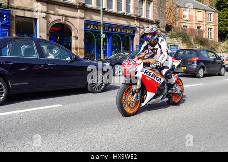 Matlock Bath, Derbyshire, Royaume-Uni. Mar 26, 2017. Le soleil du printemps apporte les excursionnistes et motocycliste de la ville thermale de Matlock qui se trouve sur les rives de la rivière Derwent. Crédit : Ian Francis/Alamy Live News Banque D'Images