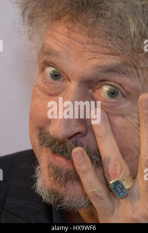 Lauréat et chanteur Wolfgang Niedecken montrant outre de l'anneau-Paul-Lincke à Hahnenklee (ville de Goslar), Allemagne, 26 mars 2017. La ville de Goslar est fidèle à l'oeuvre musicale du chanteur du groupe rock Koelsch PAB. Depuis 1955, le prix est remis aux artistes à fond dans l'allemand de l'industrie de la musique de divertissement. Photo : Swen Pförtner/dpa Banque D'Images