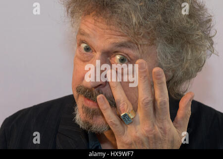 Lauréat et chanteur Wolfgang Niedecken montrant outre de l'anneau-Paul-Lincke à Hahnenklee (ville de Goslar), Allemagne, 26 mars 2017. La ville de Goslar est fidèle à l'oeuvre musicale du chanteur du groupe rock Koelsch PAB. Depuis 1955, le prix est remis aux artistes à fond dans l'allemand de l'industrie de la musique de divertissement. Photo : Swen Pförtner/dpa Banque D'Images