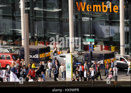 Londres, Royaume-Uni. 26 mars 2017. Lourdement blindés des véhicules de police sont vus patrouiller la route périphérique au stade. Après l'attaque terroriste de Westminster, une présence de sécurité est visible sur l'affichage à l'extérieur au stade de Wembley pour le match de qualification de la Coupe du Monde entre l'Angleterre et la Lituanie. Crédit : Stephen Chung / Alamy Live News Banque D'Images