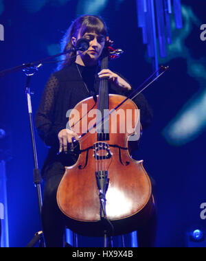 Milwaukee, Wisconsin, États-Unis. Mar 25, 2017. Celloist Neyla Pekarek des Lumineers effectue au cours de la Cleopatra World Tour à BMO Harris Bradley Center de Milwaukee, Wisconsin. Ricky Bassman/Cal Sport Media/Alamy Live News Banque D'Images