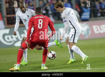 Luxembourg, Luxembourg. Mar 25, 2017. 25 mars 2017, Stade Josy Barthel, Luxembourg, Luxembourg, 2018 Coupe du Monde de football de qualification, le Luxembourg et la France ; Djibril Sidibé et Antoine Griezmann france en action Crédit : Laurent Locevaphotos Lairys/agence/Alamy Live News Banque D'Images