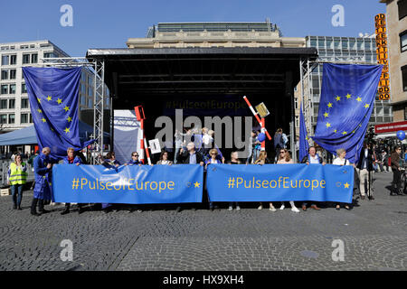 Francfort, Allemagne. Mar 26, 2017. Les militants ont renvoyé à l'Goetheplatqz pour le dernier rallye. Autour de 5 000 militants du mouvement d'impulsion de l'Europe a tenu un rassemblement à Francfort et ont marché jusqu'à l'Hôtel de ville pour manifester leur attachement à une Europe unie. Le rassemblement faisait partie d'une campagne plus large dans plusieurs villes allemandes et européennes, qui a lieu chaque dimanche. Cette manifestation était sous le thème du 60e anniversaire du traité de Rome. Photo : Cronos/Michael Debets Banque D'Images