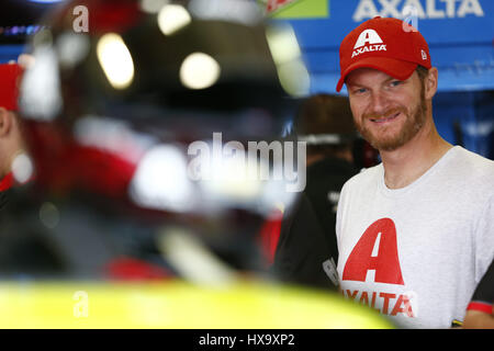 Fontana, California, USA. Mar 25, 2017. 25 mars 2017 - Fontana, California, USA : Dale Earnhardt Jr. (88) traîne dans le garage pendant la pratique de l'Auto Club 400 à Auto Club Speedway à Fontana, en Californie. Credit : Jusitn R. Noe Asp Inc/ASP/ZUMA/Alamy Fil Live News Banque D'Images