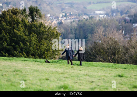 Londres, Angleterre, Royaume-Uni. Mar 26, 2017. Commun Riddlesdown, Londres. 26 mars 2017. Météo britannique. Les promeneurs de chiens et les joggeurs profitez au maximum d'une heure supplémentaire de la lumière du soleil du soir à Riddlesdown, commun dans le sud de l'arrondissement de Londres Croydon près de l'extrémité nord de la North Downs. Les horloges sont allés de l'avant aujourd'hui, le dernier dimanche de mars, pour le début de la saison estivale. Credit : Francesca Moore/Alamy Live News Banque D'Images