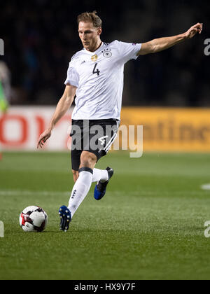 Baku, Azerbaïdjan. Mar 26, 2017. L'Allemagne Benedikt Hoewedes en action au cours de la qualification de la Coupe du Monde de la FIFA, phase de groupes match de football entre l'Azerbaïdjan et l'Allemagne à Bakou, Azerbaïdjan, 26 mars 2017. Photo : Marius Becker/dpa/Alamy Live News Banque D'Images