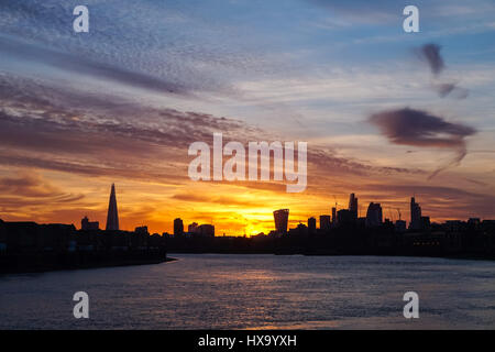 Magnifique coucher de soleil avec silhouette de la ville de Londres en Angleterre Royaume-Uni UK Banque D'Images