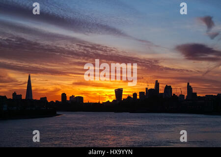 Magnifique coucher de soleil avec silhouette de la ville de Londres en Angleterre Royaume-Uni UK Banque D'Images