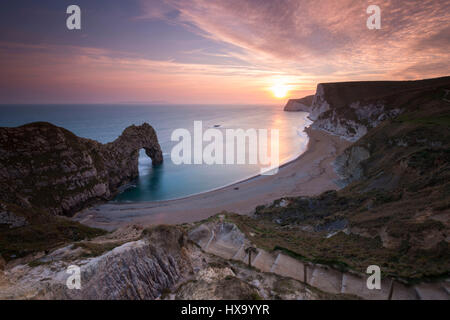 Crique de Lulworth, Dorset, UK. 26 mars, 2017. Météo britannique. Coucher du soleil à Durdle Door Lulworth Dorset près de sur la côte jurassique à chauves-souris vers la tête. Crédit photo : Graham Hunt/Alamy Live News Banque D'Images