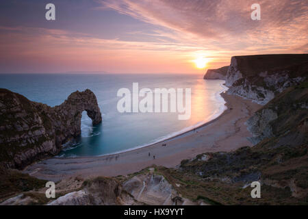 Crique de Lulworth, Dorset, UK. 26 mars, 2017. Météo britannique. Coucher du soleil à Durdle Door Lulworth Dorset près de sur la côte jurassique à chauves-souris vers la tête. Crédit photo : Graham Hunt/Alamy Live News Banque D'Images