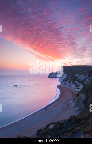 Crique de Lulworth, Dorset, UK. 26 mars, 2017. Météo britannique. Coucher de soleil spectaculaire au-dessus des falaises de craie d'Swyre la tête à tête et les Chauves-souris, vu de Durdle Door Lulworth Dorset près de sur la côte jurassique. Crédit photo : Graham Hunt/Alamy Live News Banque D'Images