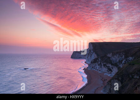 Crique de Lulworth, Dorset, UK. 26 mars, 2017. Météo britannique. Coucher de soleil spectaculaire au-dessus des falaises de craie d'Swyre la tête à tête et les Chauves-souris, vu de Durdle Door Lulworth Dorset près de sur la côte jurassique. Crédit photo : Graham Hunt/Alamy Live News Banque D'Images