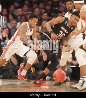 City, Floride, USA. Mar 26, 2017. OCTAVIO JONES | fois .Floride Gator guard Kasey Hill (0) vole la balle à partir de la Caroline du Sud Gamecocks avant Chris Silva (30) au cours de la première moitié de l'élite masculine de la région de l'Est 8 Tournoi de basket-ball de NCAA au Madison Square Garden de New York, New York le Dimanche, Mars 26, 2017. Credit : Octavio Jones/Tampa Bay Times/ZUMA/Alamy Fil Live News Banque D'Images