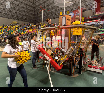 Long Beach, Californie, USA. Mar 25, 2017. Des robots construits par des équipes d'étudiants age 14-18 Participer à la compétition de robotique FIRST 2017 régional de Los Angeles. Cette année, le jeu, joué par des équipes de partout dans le monde, est d'abord, un STEAMWORKS défi sur le thème du steampunk dans lequel l'aventure ''clubs'' sont chargés de construire un télécommandée et robot 120 livres de leur propre conception. Crédit : Brian Cahn/ZUMA/Alamy Fil Live News Banque D'Images