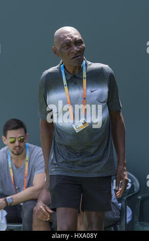 Miami, FL, USA. Mar 26, 2017. Mars, 26 - MIAMI, FL : Richard Williams se joint à Venus Williams (USA) pour réchauffer avant son match à l'Open de Miami 2017 à Key Biscayne, Floride. Crédit : Andrew Patron/ZUMA/Alamy Fil Live News Banque D'Images