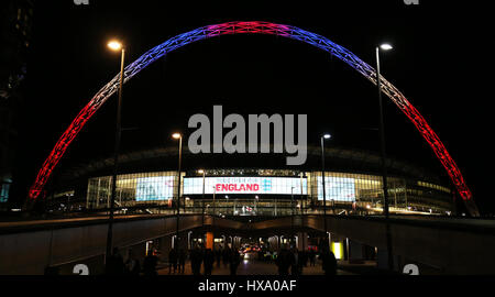 Le stade de Wembley, Londres, Royaume-Uni. 26 mars 2017. Qualification Coupe du Monde de football 2018, l'Angleterre contre la Lituanie ; Stade de Wembley arch allumé en rouge, blanc et bleu pour les couleurs en mémoire de ceux qui sont morts au cours de la terreur comme le Westminster fans quitter le stade Plus Sport Action Crédit : Images/Alamy Live News Banque D'Images