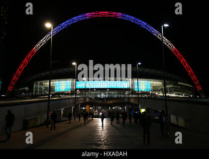 Le stade de Wembley, Londres, Royaume-Uni. 26 mars 2017. Qualification Coupe du Monde de football 2018, l'Angleterre contre la Lituanie ; Stade de Wembley arch allumé en rouge, blanc et bleu pour les couleurs en mémoire de ceux qui sont morts au cours de la terreur comme le Westminster fans quitter le stade Plus Sport Action Crédit : Images/Alamy Live News Banque D'Images