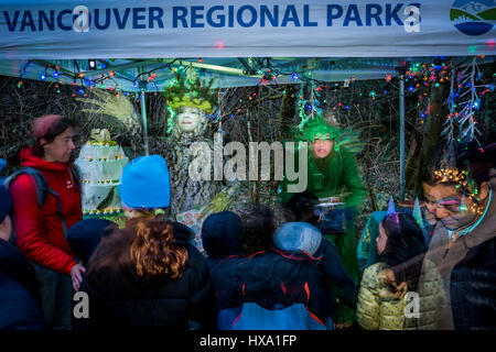 Vancouver, BC, Canada. 25 mars 2017. Les fées des bois de divertir la nuit nature Quest lantern événement, le parc régional Pacific Spirit, Vancouver, Colombie-Britannique, Canada. Crédit : Michael Wheatley/Alamy Live News Banque D'Images