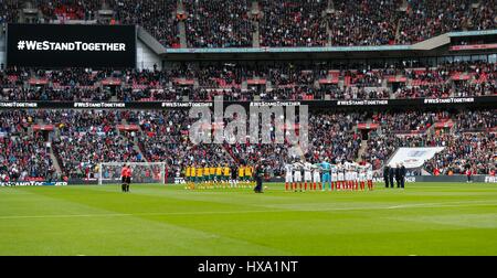 Londres, Royaume-Uni. Mar 26, 2017. Tous les joueurs et spectateurs paient une minute de silence en hommage aux victimes de l'attaque terroriste de Westminster avant la Coupe du Monde de football Groupe européen de qualification F match entre l'Angleterre et la Lituanie au stade de Wembley à Londres, Angleterre le 26 mars 2017. L'Angleterre a gagné 2-0. Credit : Han Yan/Xinhua/Alamy Live News Banque D'Images