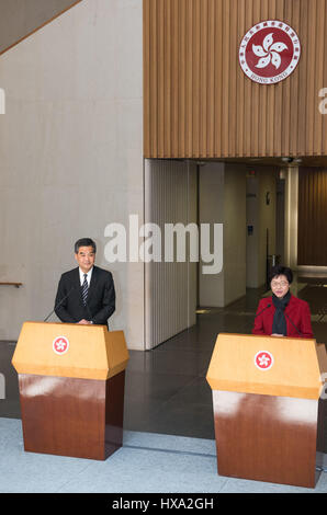 Hong Kong, Hong Kong, Chine. Mar 27, 2017. Le chef de l'exécutif de Hong Kong, CY Leung (L), rencontre avec le chef de l'exécutif élu, CARRIE LAM. Carrie Lam a remporté l'élection avec 777 voix sur les 1 194 votes admissibles faisant d'elle la première femme chef de la ville. Credit : Jayne Russell/ZUMA/Alamy Fil Live News Banque D'Images