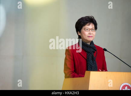 Hong Kong, Hong Kong, Chine. Mar 27, 2017. Le chef de l'exécutif de Hong Kong, CY Leung, rencontre avec le chef de l'exécutif élu, CARRIE LAM (photo). Carrie Lam a remporté l'élection avec 777 voix sur les 1 194 votes admissibles faisant d'elle la première femme chef de la ville. Credit : Jayne Russell/ZUMA/Alamy Fil Live News Banque D'Images