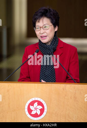 Hong Kong, Hong Kong, Chine. Mar 27, 2017. Le chef de l'exécutif de Hong Kong, CY Leung, rencontre avec le chef de l'exécutif élu, CARRIE LAM (photo). Carrie Lam a remporté l'élection avec 777 voix sur les 1 194 votes admissibles faisant d'elle la première femme chef de la ville. Credit : Jayne Russell/ZUMA/Alamy Fil Live News Banque D'Images