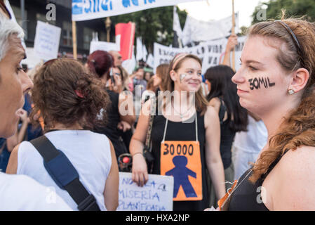 Buenos Aires, Argentine. 24Th Mar, 2017. Des centaines de milliers d'demostrators de toute l'Argentine ont défilé aujourd'hui à Plaza de Mayo à Buenos Aires pour le Memorial Day Crédit : Maximiliano Javier Ramos/ZUMA/Alamy Fil Live News Banque D'Images