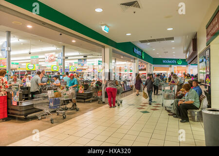 Acheteurs dans un supermarché Woolworths très fréquenté Banque D'Images
