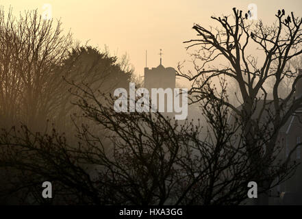 Mûres, East Sussex. 27 mars 2017. Le soleil se lever plus de brume du matin, dans le village de mûres, East Sussex. Crédit : Peter Cripps/Alamy Live News Banque D'Images