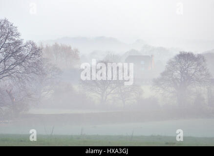 Mûres, East Sussex. 27 mars 2017. Le soleil se lever plus de brume du matin, dans le village de mûres, East Sussex. Crédit : Peter Cripps/Alamy Live News Banque D'Images