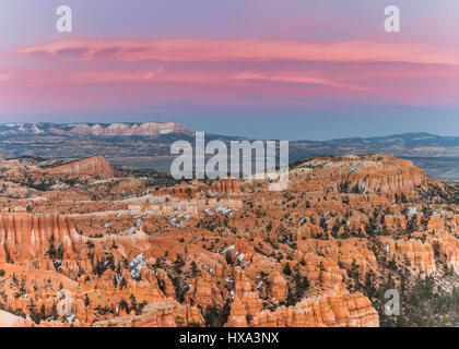 Les nuages roses au coucher du soleil plus de Bryce Canyon au début du printemps Banque D'Images