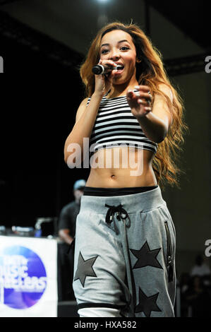 Tinashe effectue sur scène, au concert d'ouverture BETX pendant l'expérience PARI 2014 à Los Angeles. Vivre le 28 juin 2014 à Los Angeles, Californie. Banque D'Images