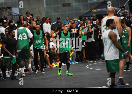 Justin Bieber chanteur assiste à la célébrité de l'image-objet jeu de basket-ball au cours de l'expérience au PARI 2014 A.L. Vivre le 28 juin 2014 à Los Angeles, Californie. Banque D'Images