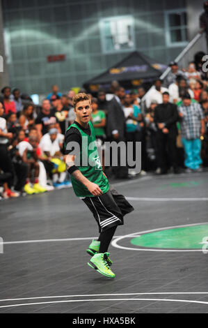 Justin Bieber chanteur assiste à la célébrité de l'image-objet jeu de basket-ball au cours de l'expérience au PARI 2014 A.L. Vivre le 28 juin 2014 à Los Angeles, Californie. Banque D'Images