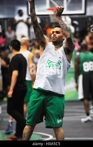 Chanteur Chris Brown assiste à la célébrité de l'image-objet jeu de basket-ball au cours de l'expérience au PARI 2014 A.L. Vivre le 28 juin 2014 à Los Angeles, Californie. Banque D'Images