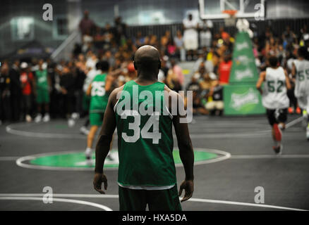 Le boxeur Floyd Mayweather assiste à la célébrité de l'image-objet jeu de basket-ball au cours de l'expérience au PARI 2014 A.L. Vivre le 28 juin 2014 à Los Angeles, Californie. Banque D'Images